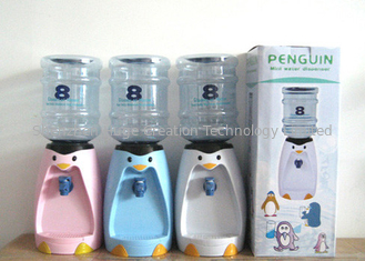 中国 小型水飲み物ディスペンサー2.5リットルのミニチュア ペンギン水ディスペンサーDrinkwareのコップを飲む漫画8つのガラスの サプライヤー